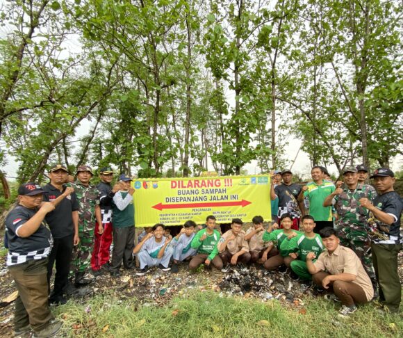 SMP-SMK Ma’arif NU Mantup Ajak Siswa dan Masyarakat Bersama Jaga Lingkungan Lewat Aksi Bersihkan Sampah di Wilayah Perhutani BKPH Mantup